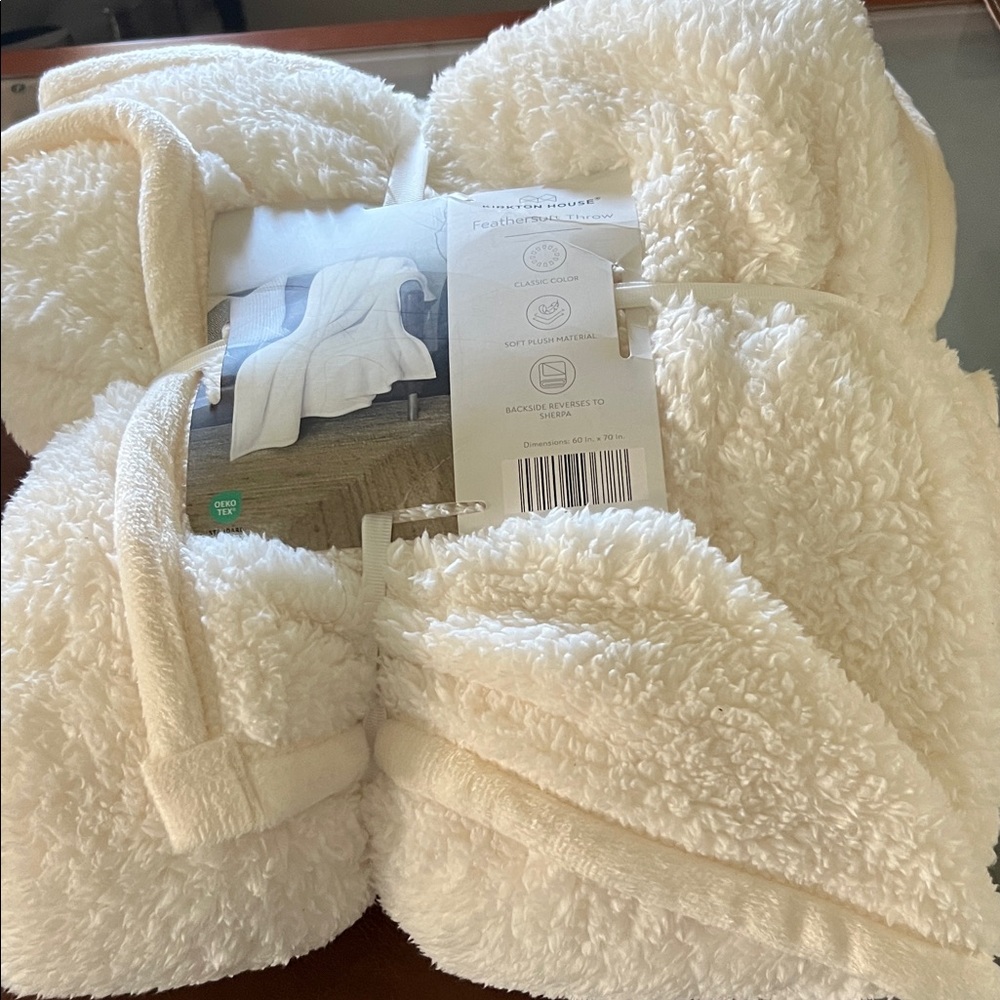 NWT Feathersoft Throw 60x70 Reversible to Sherpa